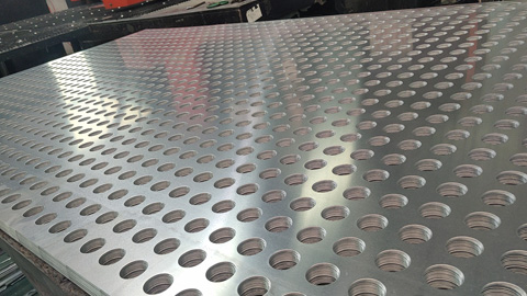沈阳铝单板专业生产厂家规则冲孔白色铝单板制作过程